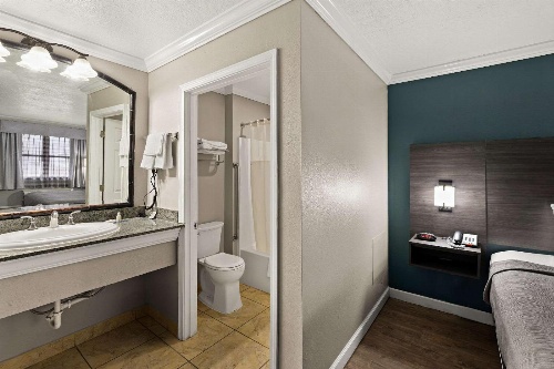 Quality Inn image 1