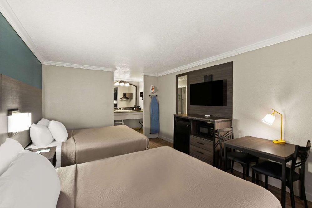 Quality Inn Image 12