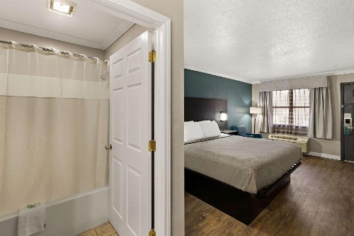 Quality Inn image 2