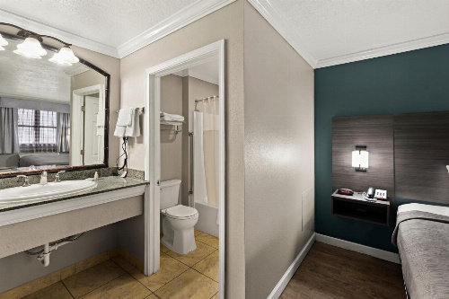Quality Inn image 3
